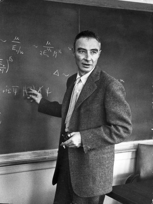 J. Robert Oppenheimer mengajar